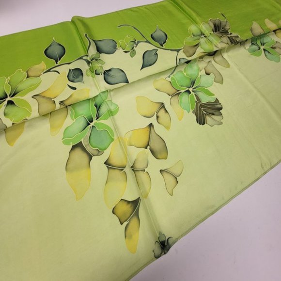Silk Handpainted Rectangular Scarf in a two tone Green with a floral motif - NEW - Picture 5 of 7